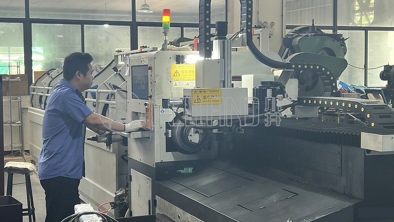 激光切割機-常勝金屬制品