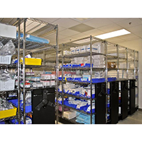 醫(yī)院藥房網(wǎng)格移動式貨架_醫(yī)院工程項目電鍍鉻線網(wǎng)貨架解決方案（2）